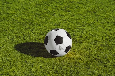 激烈足球比赛现场直播画面，球员奔跑射门